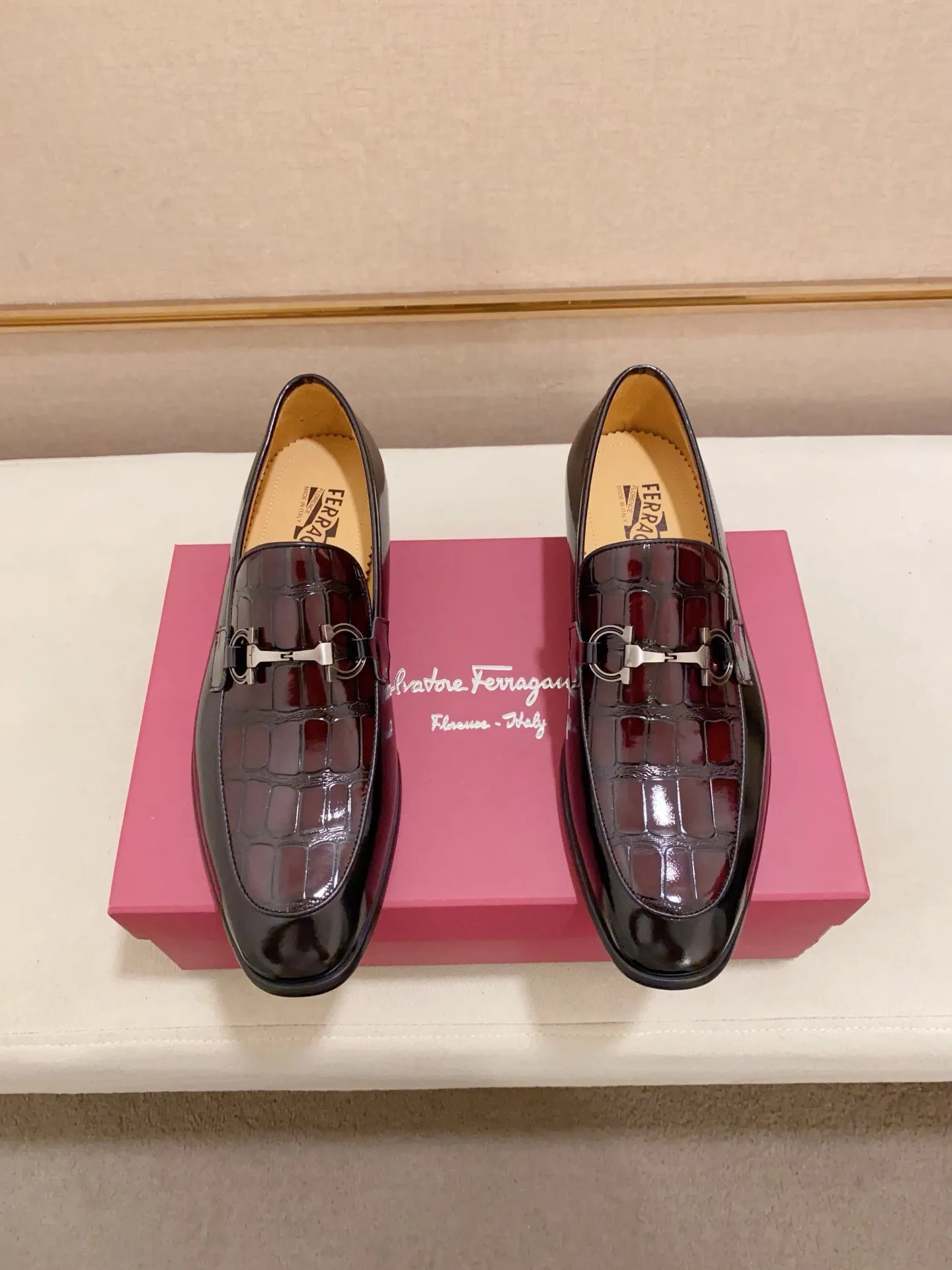 Men's shoes💰: 520💰 High version Ferragamo quality! 🆕🆕Exclusive hot-selling products in stock🔥🔥New products on the shelves, high-quality shoes, high-end driving shoes, with complete packaging! 💪 💪 Material: imported patented cowhide 🐂 + imported high-quality water-dyed cowhide lining + wear-resistant outsole 👍🏻👍🏻 Features: high-end and comfortable, purely handmade 🚀 🚀 Create the perfect shoes that suit you best 🔥 🔥 Size: (38-44) Can be customized 45 non-returnable!